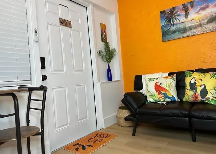 Sleeps 3, Casa Tropical In Miami