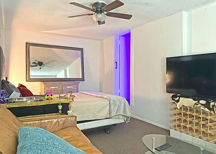 Coconut Grove 2 Bedroom Home!