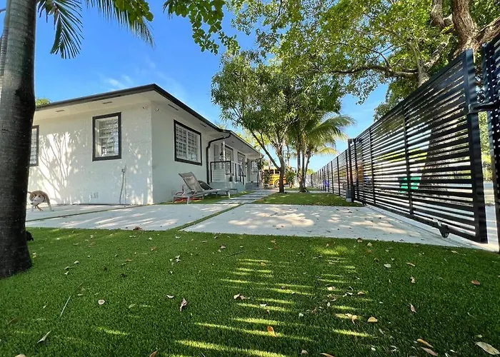 Stylish 2/1 Centrally Located!