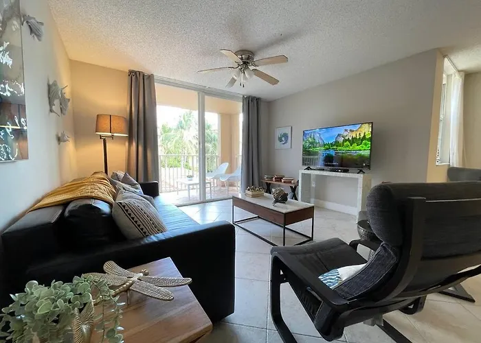 Deluxe Yacht Club Condo Near The Beach