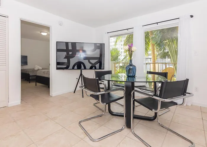 One Bedroom Apartment - With Parking & Balcony - Heart Of Wynwood