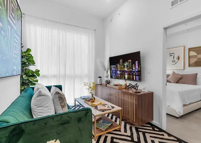 Miami Magic Vibrant 2 Bedroom With Free Parking