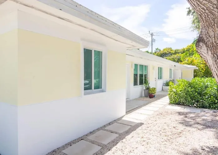 Newly Renovated Stylish Studio In El Portal #2