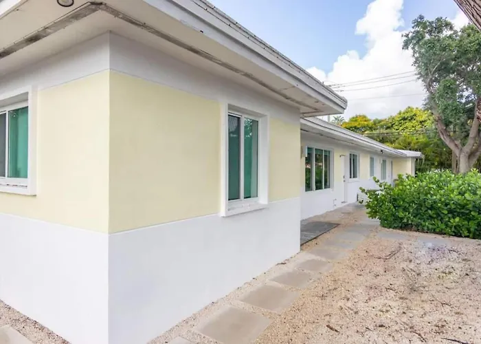 Large Stylish Studio Apartment In El Portal #3