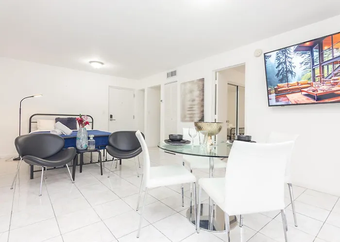 One Bedroom Apartment - With Parking & Balcony - Heart Of Wynwood