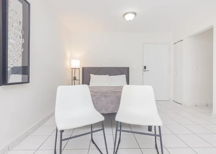 One Bedroom Apartment - With Parking & Balcony - Heart Of Wynwood