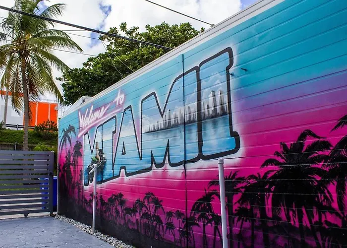 Cozy & Colorful Miami Art Canvas W/Hottub & Murals