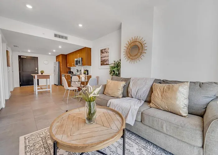 Beautiful Unit With Amazing View & Free Parking