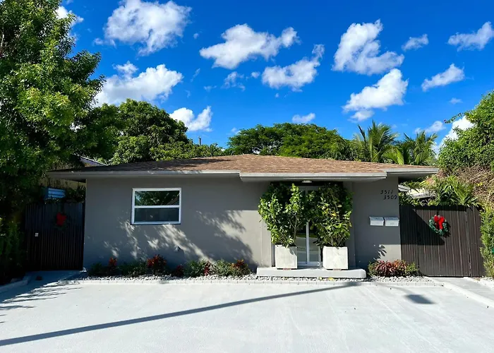 Beautiful, Fully Furnished 4Bed 2Bath House - 5 Minute Walk To Miracle Mile Downtown Coral Gables