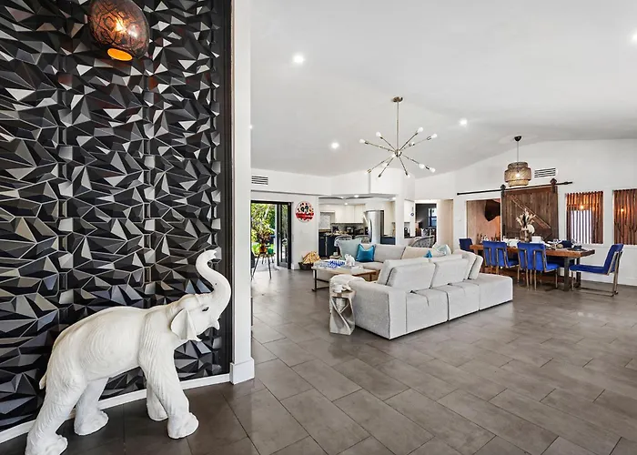Entire Villa, North Miami Beach With Pool On Canal!