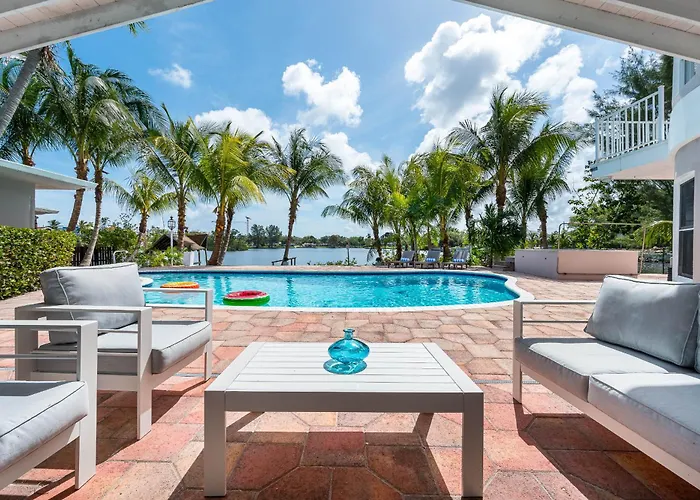 Tropical Waterfront Family Oasis - Amazing Location