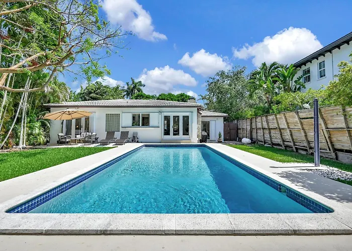 Summer Estate - Pool Parking & Prime Location