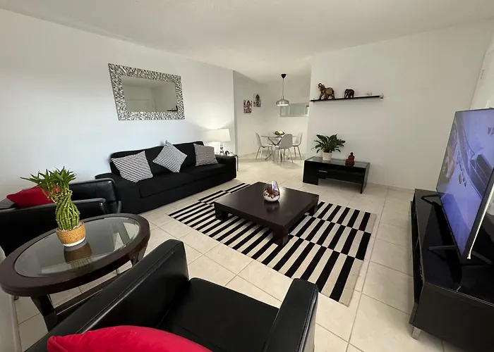 One Bedroom Apartment Minutes From The Beach