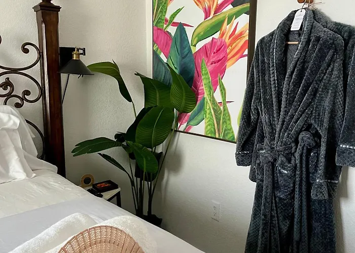 Stunning Little Havana Suites Close To Airport, Calle Ocho, Brickell, Wynwood And The Beaches - Free Parking