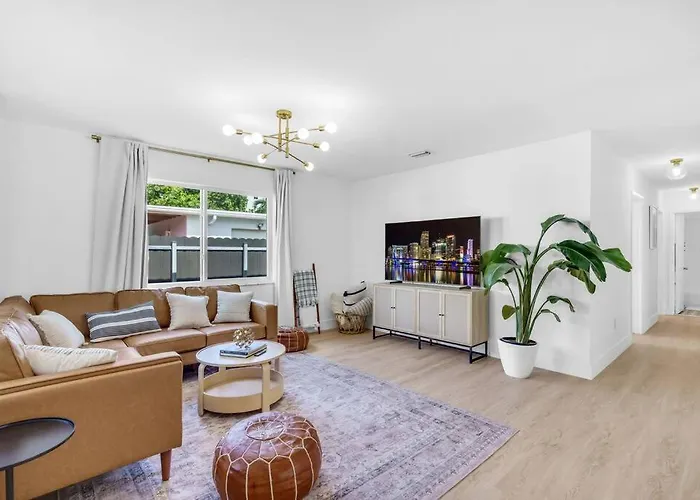 Modern 3 Bedroom Getaway With Parking In Coral Gables