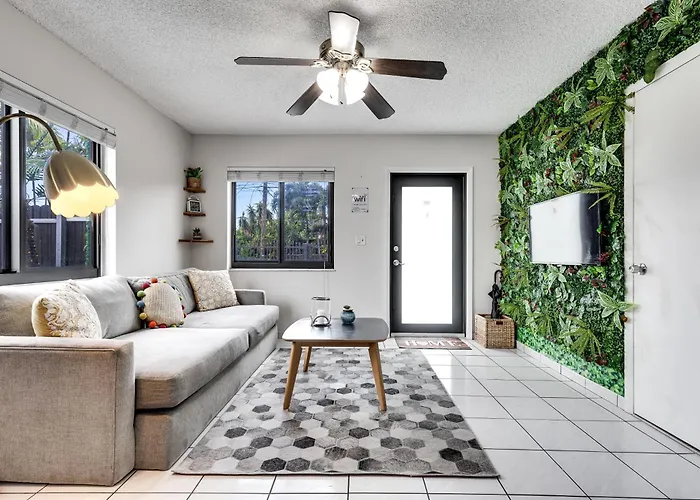 New 2Bedroom 2Bath House With Private Backyard & Jacuzzi