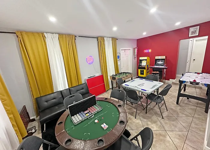 Escape Gameroom, Bar, Bbq, Spacious,King Bed, All Luxury Mattresses, Near Beach, 6 Blocks Away From Bars, Nite Clubs, Res, Shops