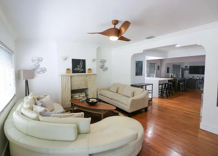 Rustic Modern Retreat - 4Br Open Concept