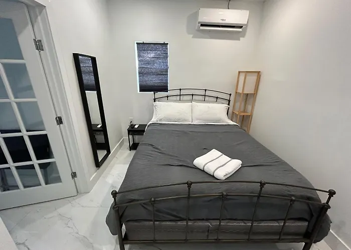 Gorgeous Private Room, Near The Airport - Free Parking - 02