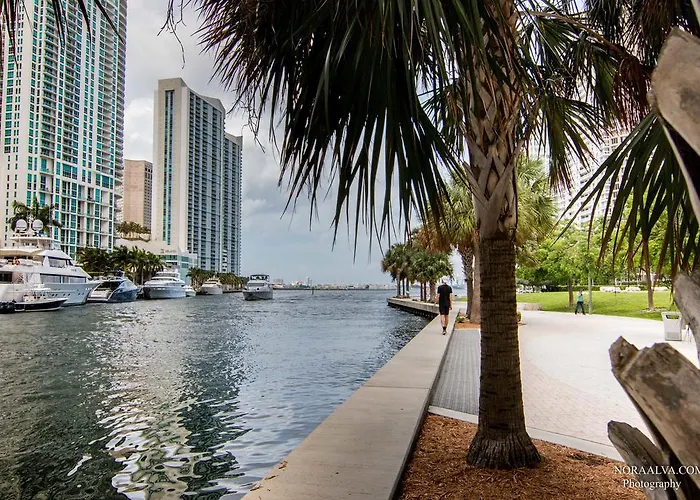 Luxury 5-Star Condo @47Th Floor In Icon Brickell !
