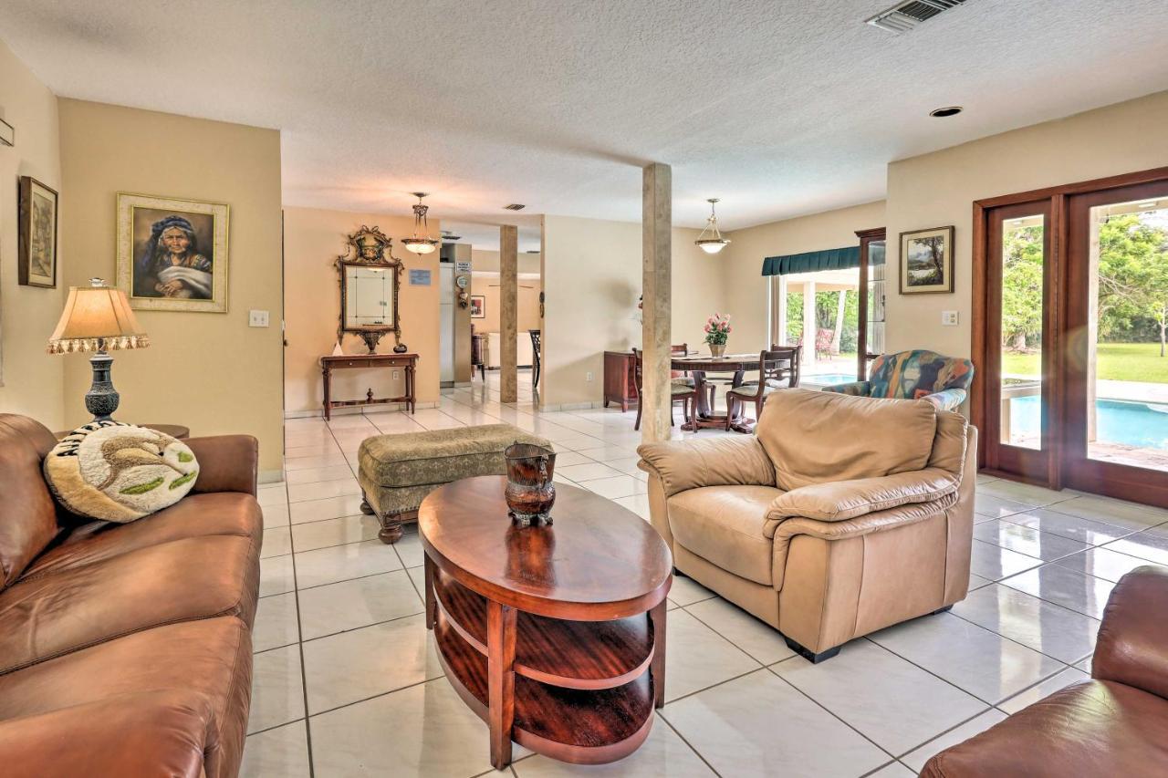 With Pool In Upscale Pinecrest Village Holiday home