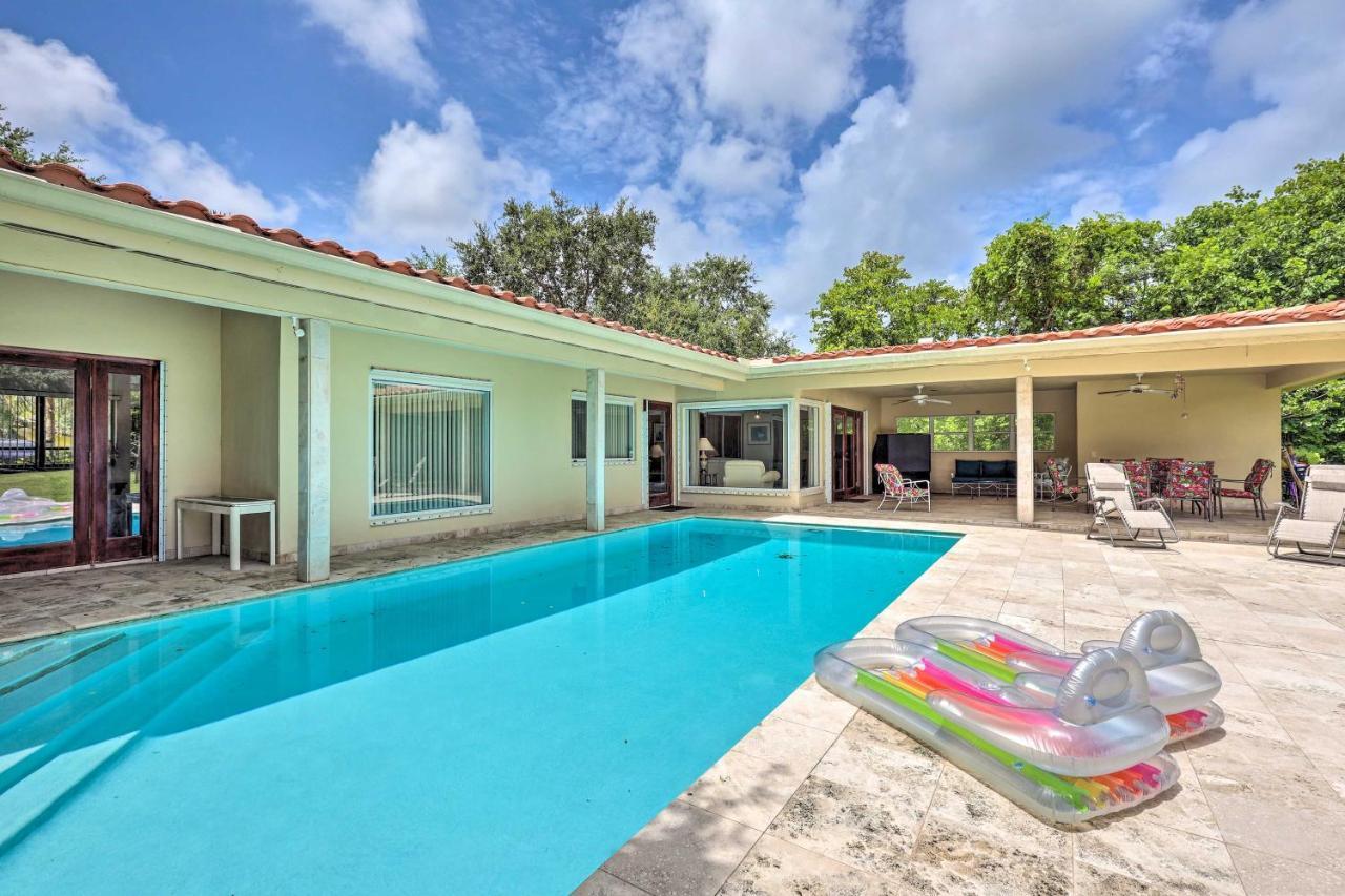 With Pool In Upscale Pinecrest Village Holiday home *