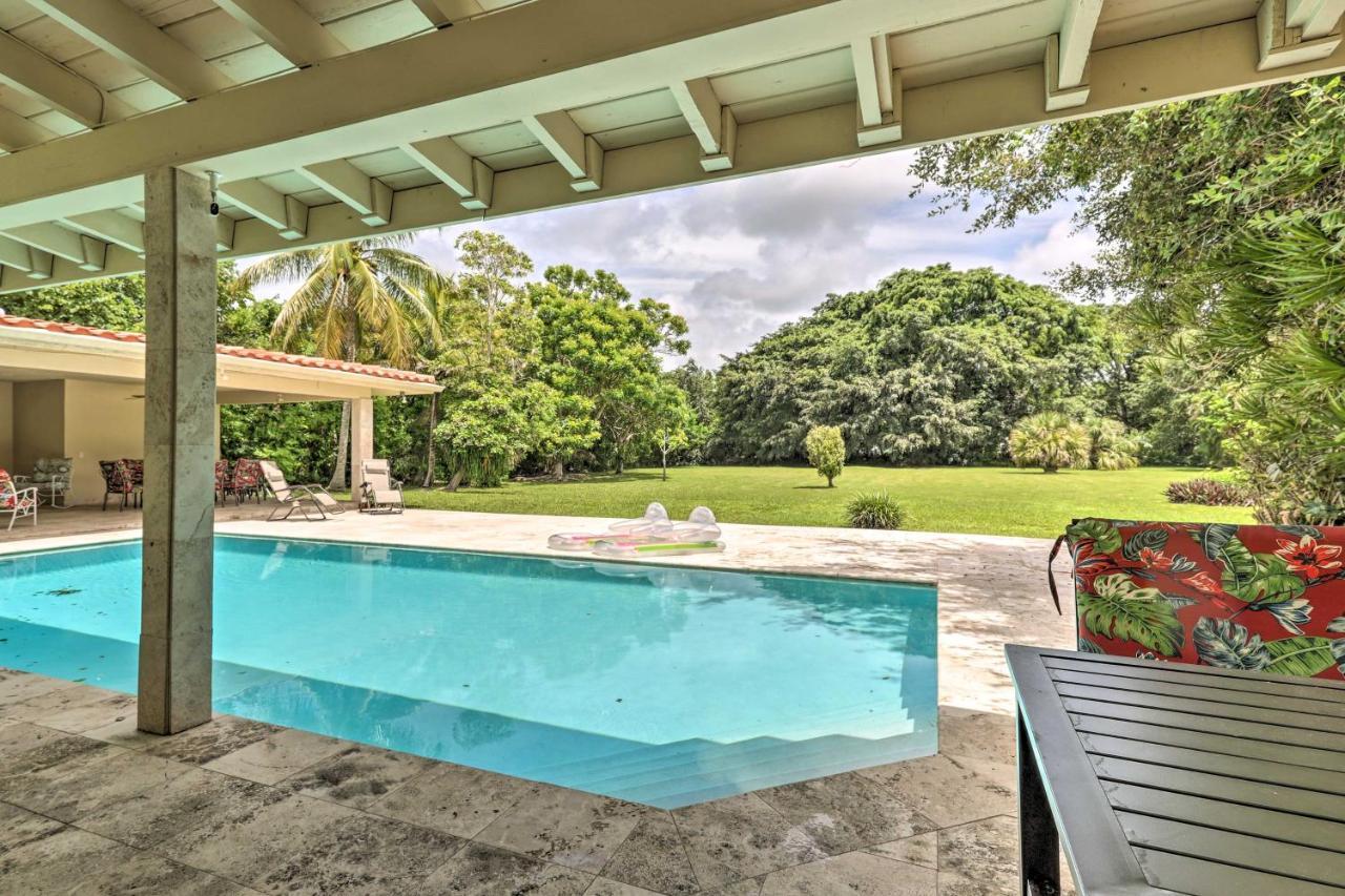 With Pool In Upscale Pinecrest Village Holiday home *