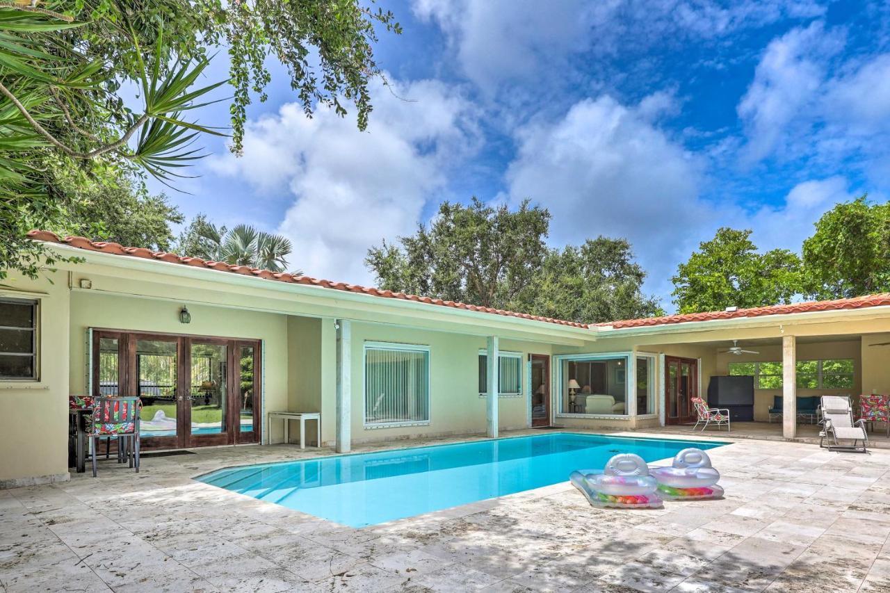 With Pool In Upscale Pinecrest Village Holiday home