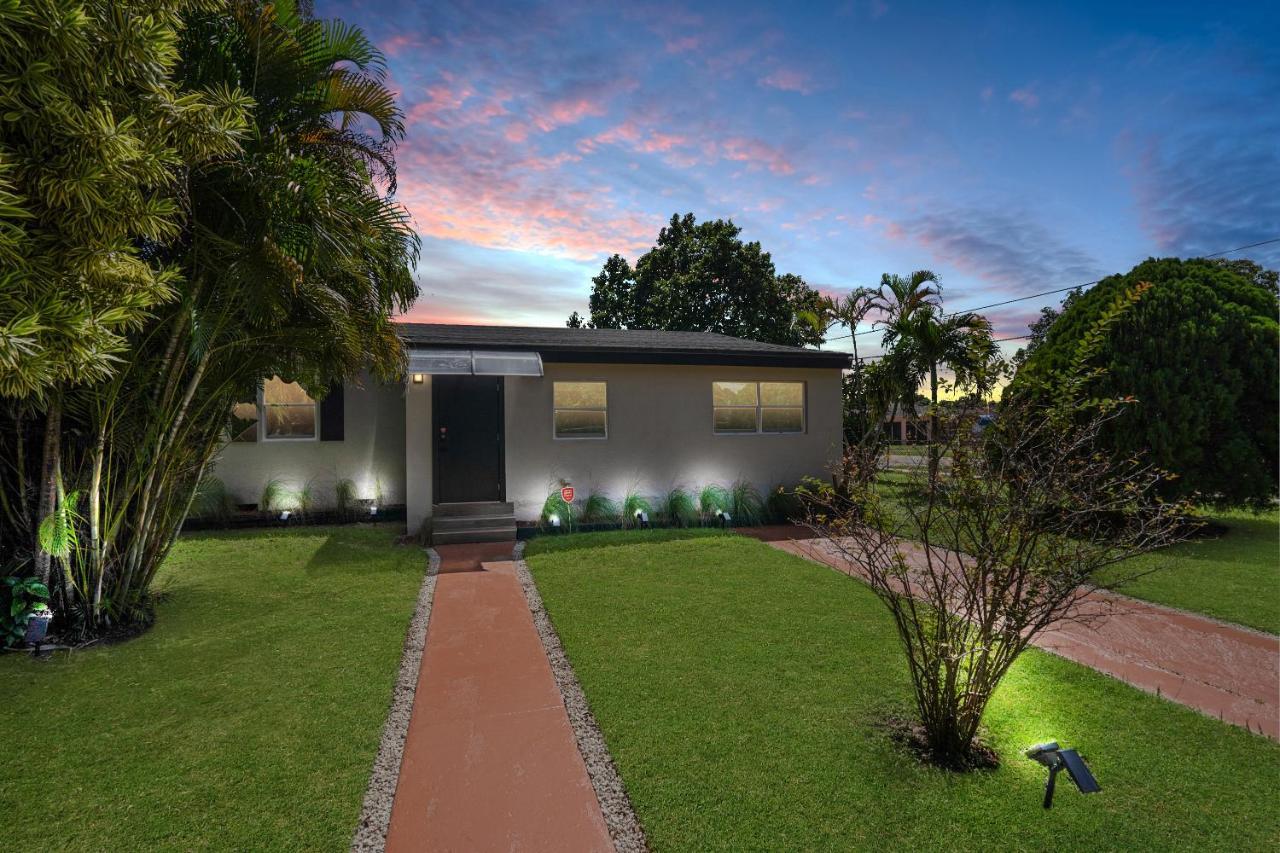 Luxury Chill Close To: South Beach/airport/wynwood/design District/4 Free Gated Parking Holiday home *