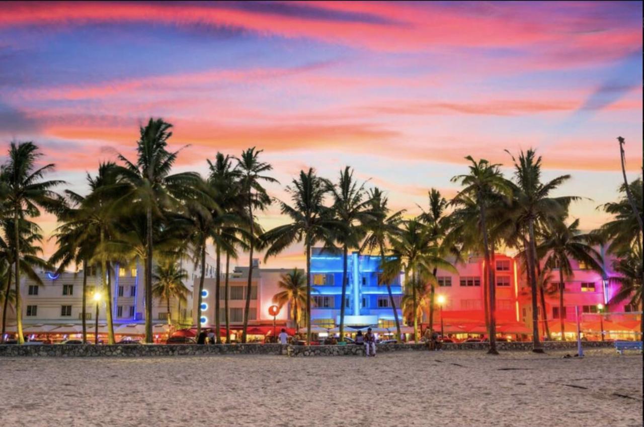 Apartment Cozy Queen Bed With 60 Inch Smart Tv, Netflix, Airplay, Mini-fridge, And 500 Mbps Wifi Near Fiu, Dolphin Mall, Airport *