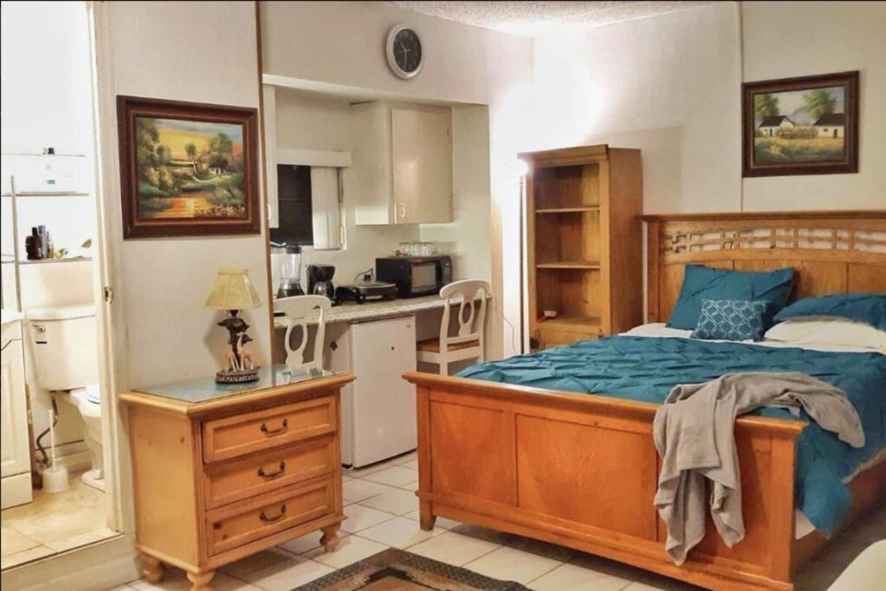 Cozy Queen Bed With 60 Inch Smart Tv, Netflix, Airplay, Mini-fridge, And 500 Mbps Wifi Near Fiu, Dolphin Mall, Airport *