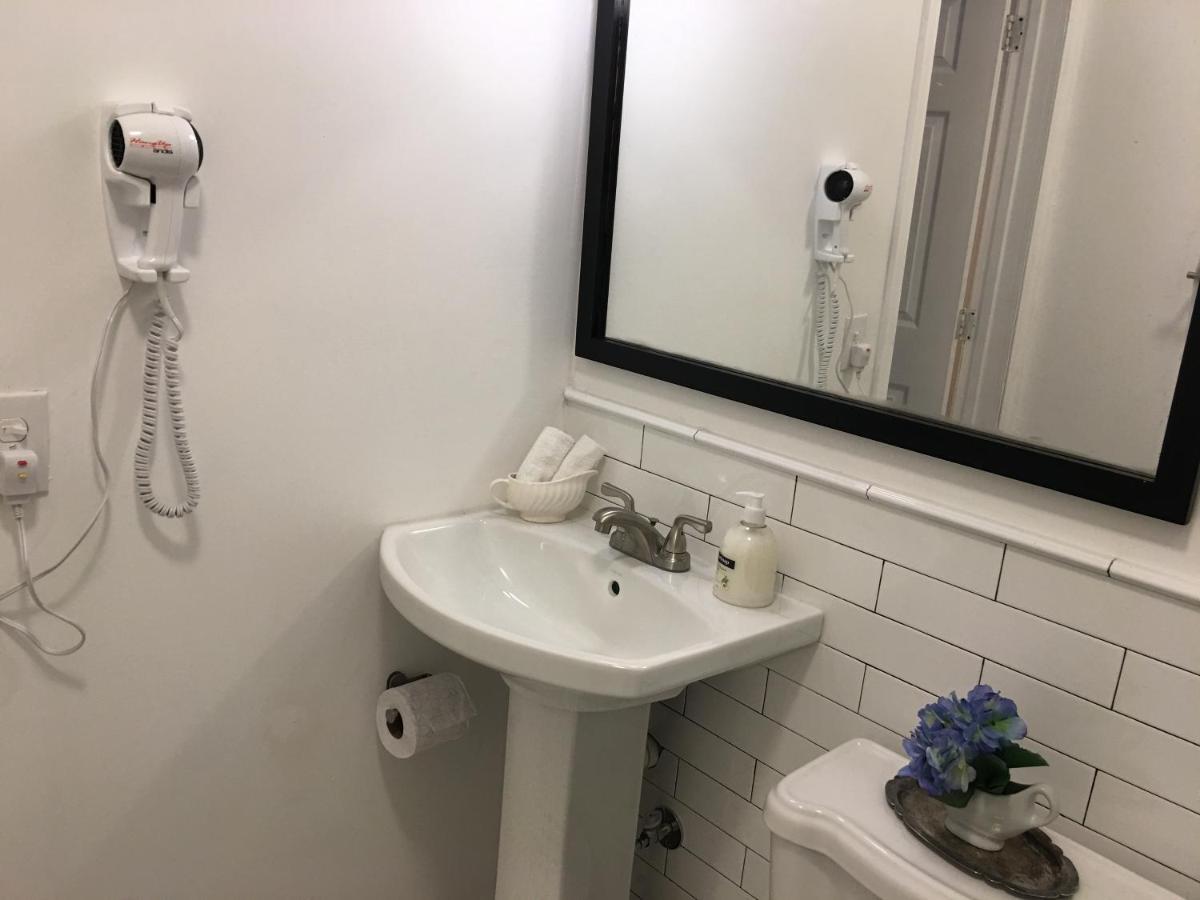 Private Blocks From Coconut Grove Apartment