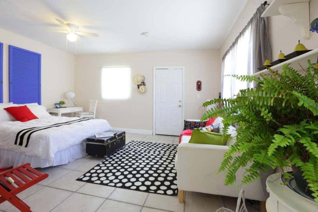 Chic And Comfortable Free Street Parking Apartment