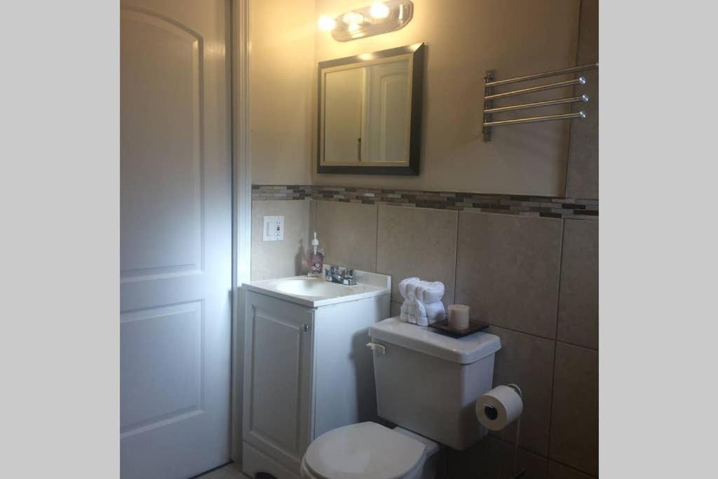Chic And Comfortable Free Street Parking Apartment