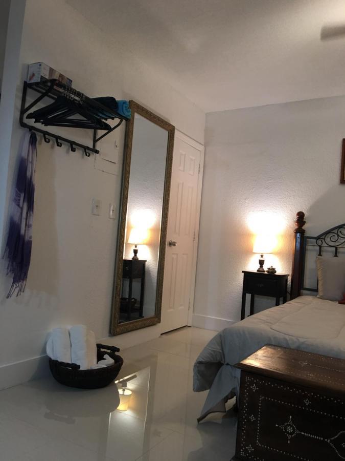 Private Blocks From Coconut Grove Apartment *