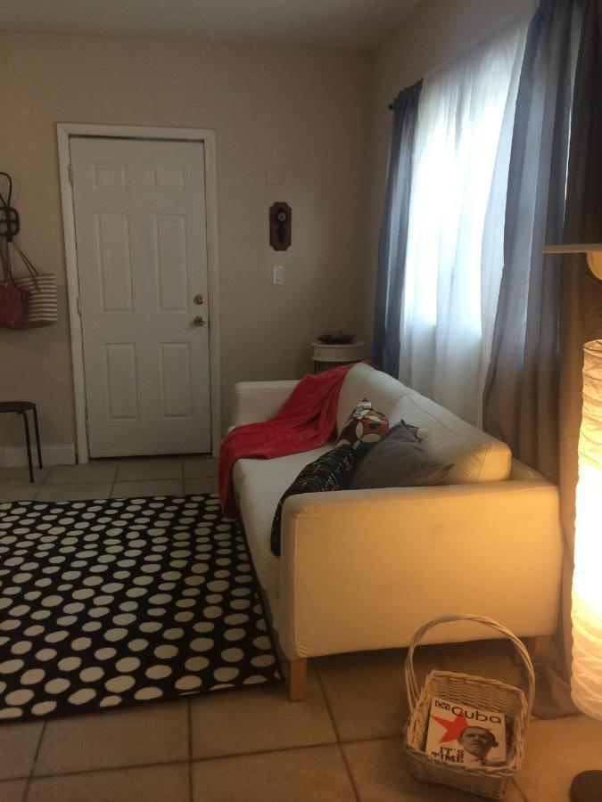 Chic And Comfortable Free Street Parking Apartment Miami