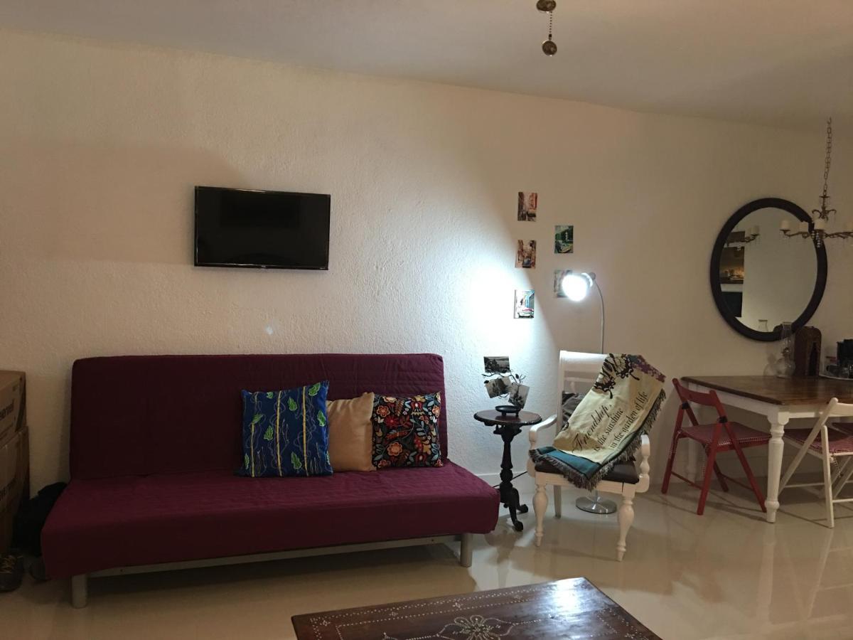 Private Blocks From Coconut Grove Apartment *
