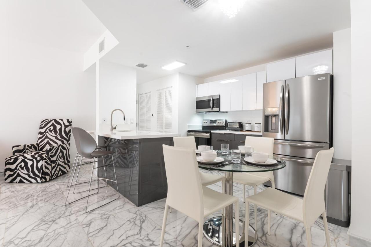 Free Parking-gorgeous 2 Bedroom Unit-location Apartment *