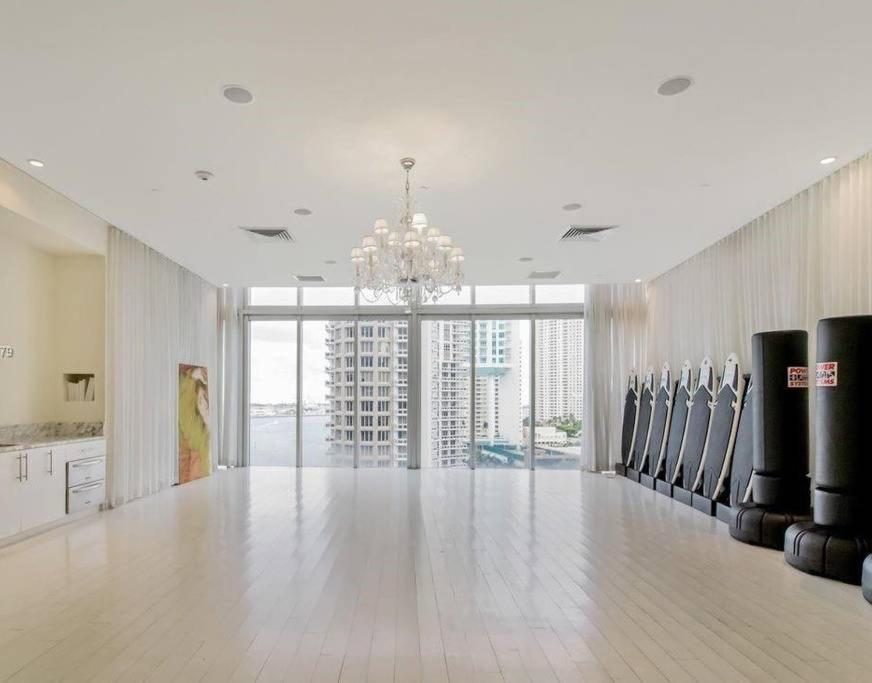 Waterfront Spacious Luxury 1 Bedroom Iconbrickell