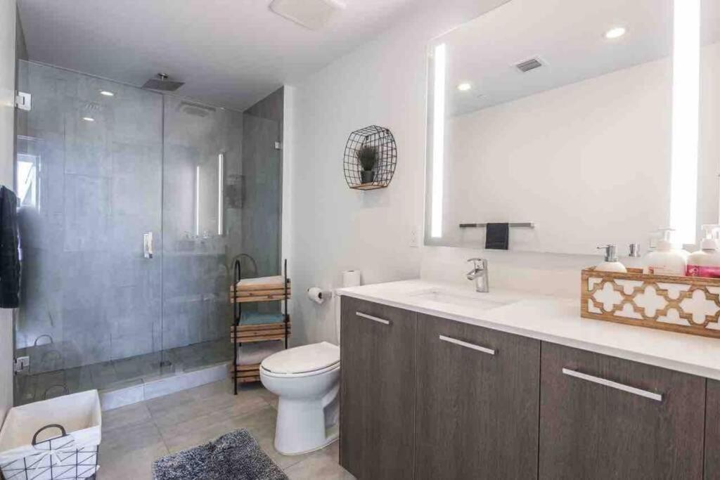 Gorgeous Modern Apt In The Center Of Downtown Apartment
