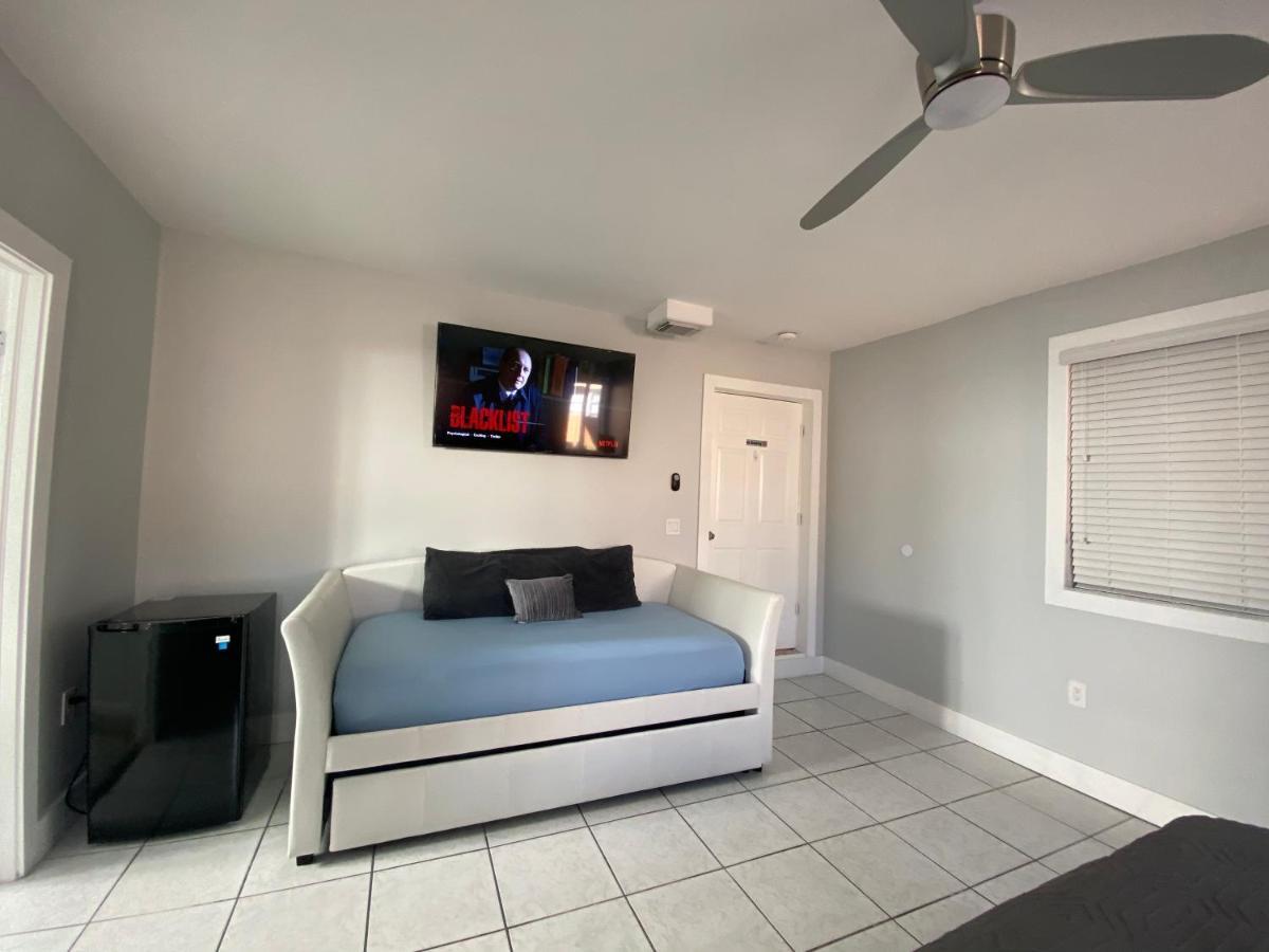 Main House 3 Bed 2 Bath & 1 Bed 1 Bath * Miami