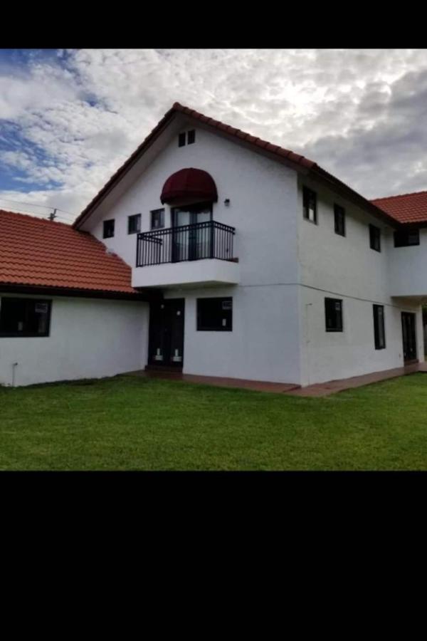 Hospedagem domiciliar Spanish Style House - Free Parking