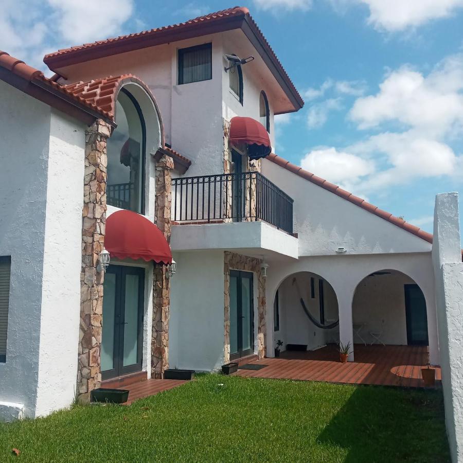 Spanish Style House - Free Parking Hospedagem domiciliar *