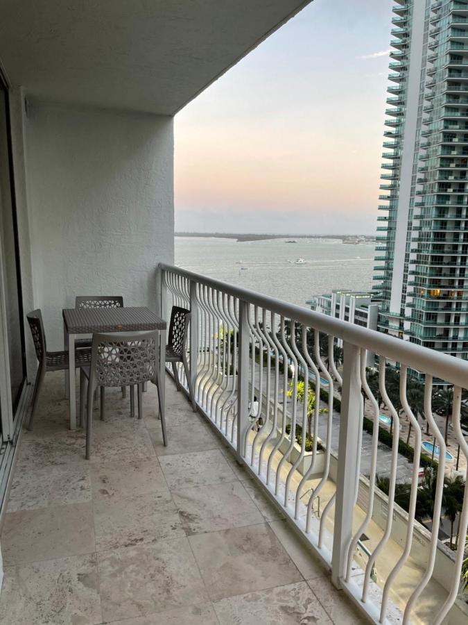 Downtown Brickell Bay & Pool View 4 Bedrooms Apartment *