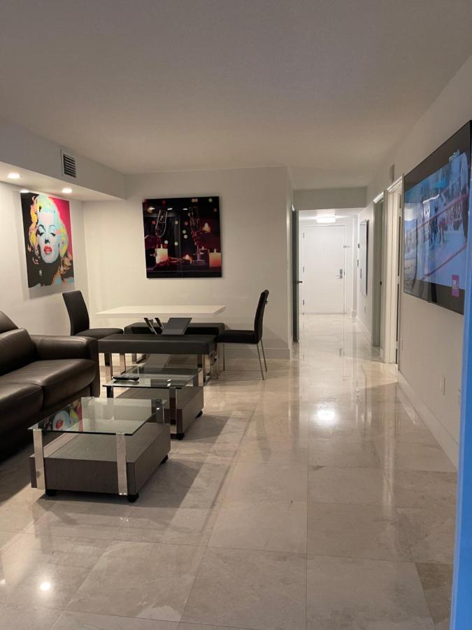 Downtown Brickell Bay & Pool View 4 Bedrooms *