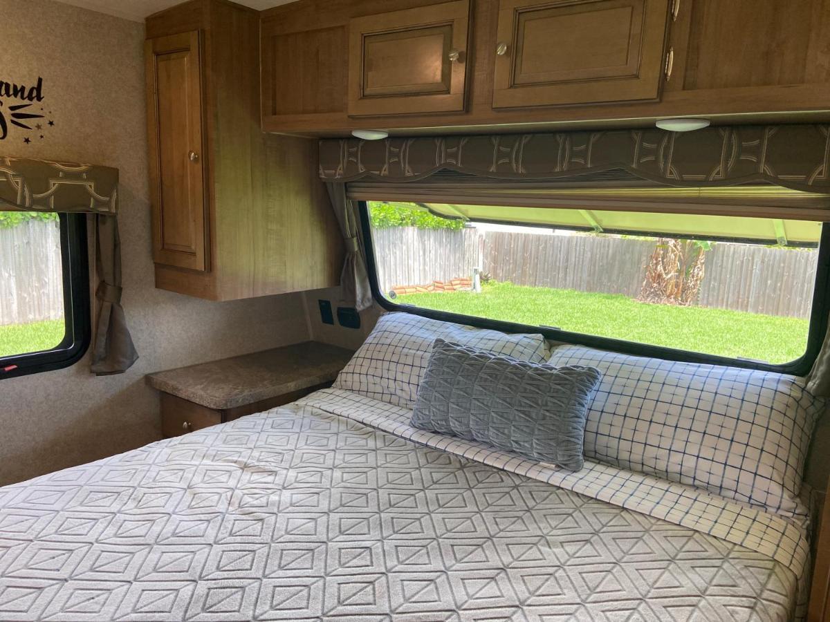 Cozy Camper - Free Parking Campsite