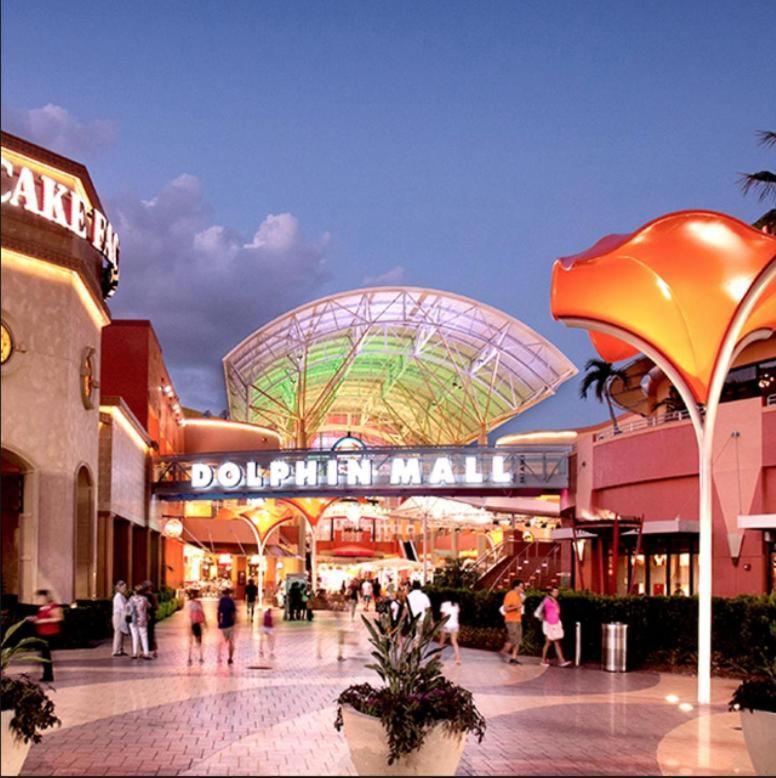 Serene Full Bed With 50 Inch Smart Tv, Netflix, Airplay, Mini-fridge, And 500 Mbps Wifi Near Fiu, Dolphin Mall, Airport