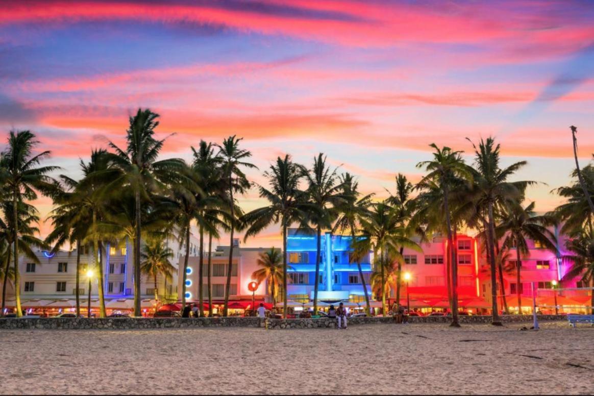 Serene Full Bed With 50 Inch Smart Tv, Netflix, Airplay, Mini-fridge, And 500 Mbps Wifi Near Fiu, Dolphin Mall, Airport Homestay *