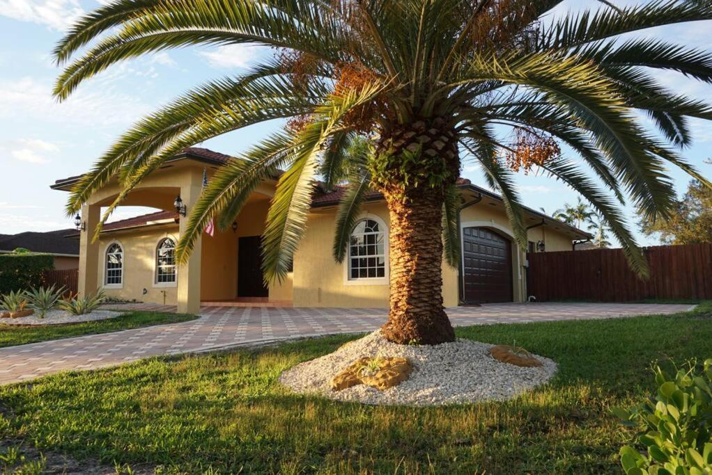 New Luxury Vacation Dream Rental- Sleeps 15! Casa de férias Miami