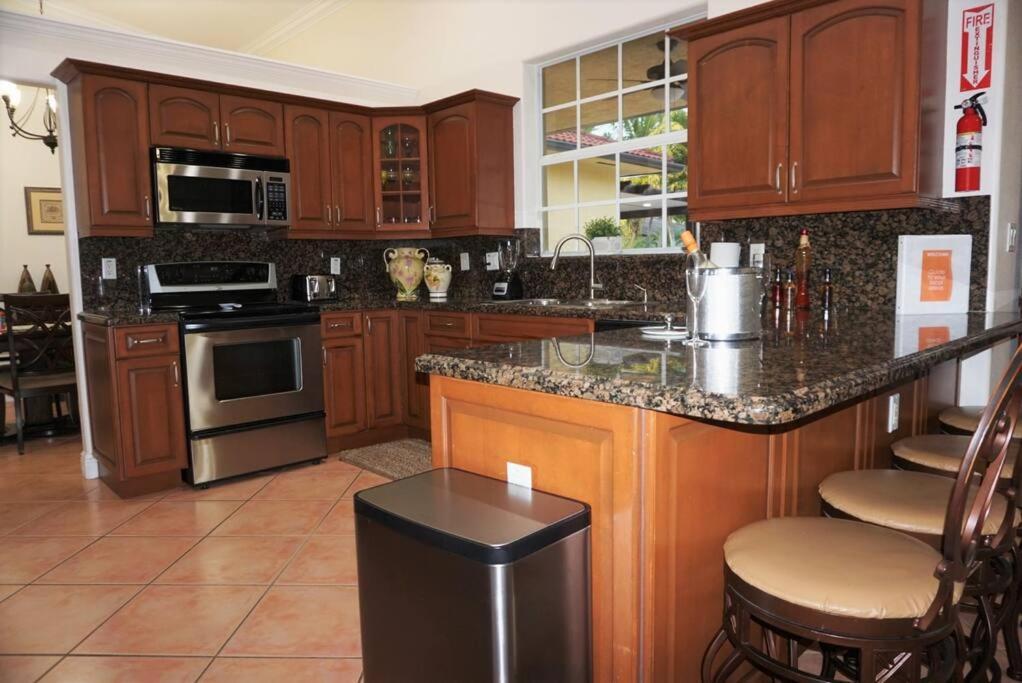 New Luxury Vacation Dream Rental- Sleeps 15! Casa de férias Miami